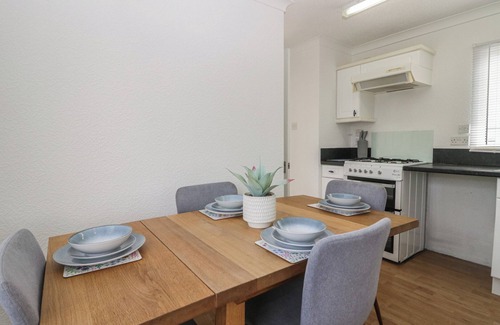 Kidlington Cottage | CHERRY TREE, pet friendly, with a garden in Kidlington