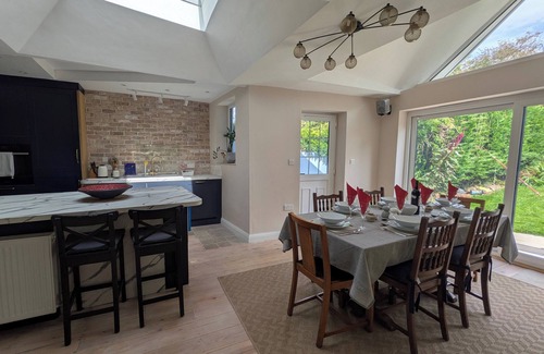 Hanham House | Cherry View House 3 Bed Garden Parking sleeps 8