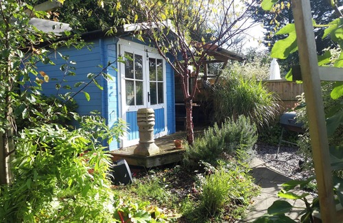 Hanham House | Cherry View House 3 Bed Garden Parking sleeps 8