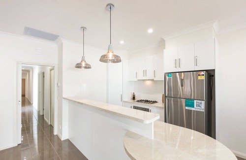Mildura House | Cherry Villa 1: Luxurious 3BR Inner City Townhouse in Mildura. Free WIFI.