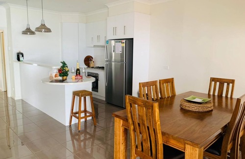 Mildura House | Cherry Villa 1: Luxurious 3BR Inner City Townhouse in Mildura. Free WIFI.