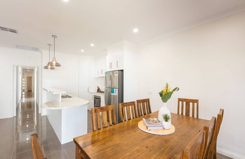 Mildura House | Cherry Villa 1: Luxurious 3BR Inner City Townhouse in Mildura. Free WIFI.