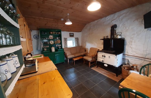 Ballyliffin Cottage | CherryTreeCottage - Cosy 19thCentury/Pet Friendly