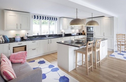 Rock Cottage | CHERRYTREES, family friendly, with hot tub in Rock