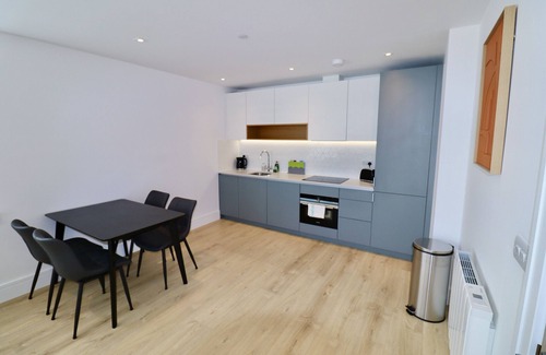 Runnymede Apartment | Chertsey Modern 2-Bed Flat with Ensuite, Parking & Ultra-Fast WiFi