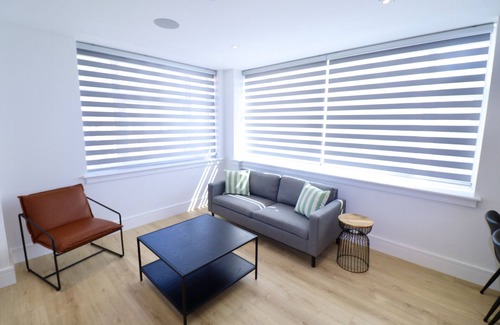Runnymede Apartment | Chertsey Modern 2-Bed Flat with Ensuite, Parking & Ultra-Fast WiFi