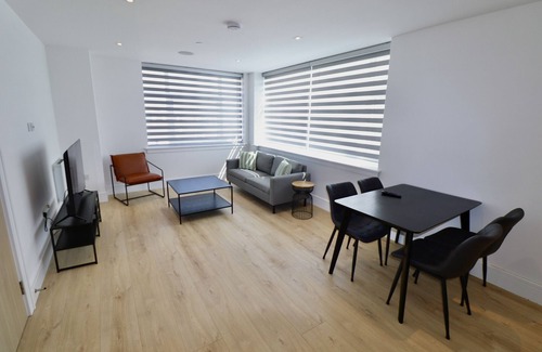 Runnymede Apartment | Chertsey Modern 2-Bed Flat with Ensuite, Parking & Ultra-Fast WiFi