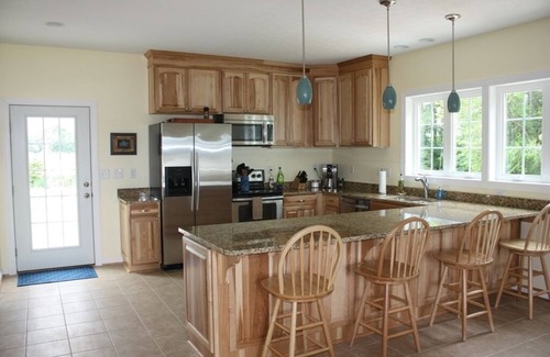 Foster Cottage | Chesapeake Bay Waterfront Cottage Pool, Pier, Kayaks, Wifi 2 Bd/2 Ba, Mini Golf