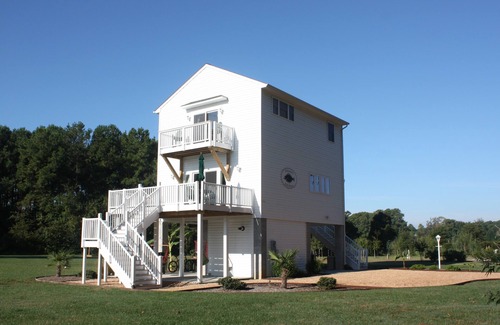 Foster Cottage | Chesapeake Bay Waterfront Cottage Pool, Pier, Kayaks, Wifi 2 Bd/2 Ba, Mini Golf