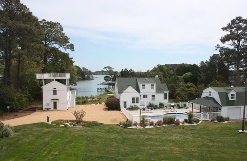 Foster Cottage | Chesapeake Bay Waterfront Cottage Pool, Pier, Kayaks, Wifi 2 Bd/2 Ba, Mini Golf