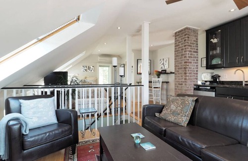 Cape Anne Apartment | Chesapeake Sparkles Sky-Lit Studio Flat + Solarium