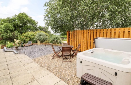 Tattenhall Cottage | CHESHIRE CHEESE COTTAGE, romantic, with hot tub in Tattenhall