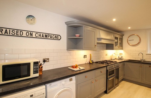 Portland House | CHESIL VIEWS, pet friendly, character holiday cottage in Fortuneswell