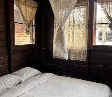 Wat Bowon Niwet House | Chest's Place