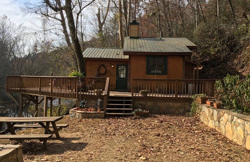 Dahlonega Cabin | CHESTATEE RIVER CABIN is a prefect pet friendly get away close to Dahlonega