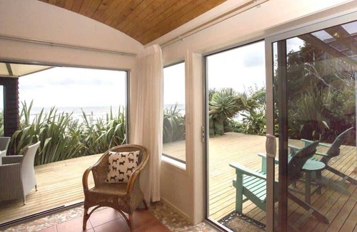 Oakura Villa | Chester Cottage Beachfront - direct ocean access