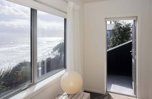 Oakura Villa | Chester Cottage Beachfront - direct ocean access