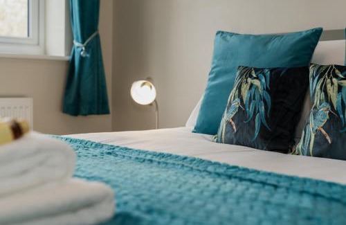 Blacon House | Chester Greenway House - Ideal 1 Bedroom Home, EV Charger & Parking - Sleeps 4