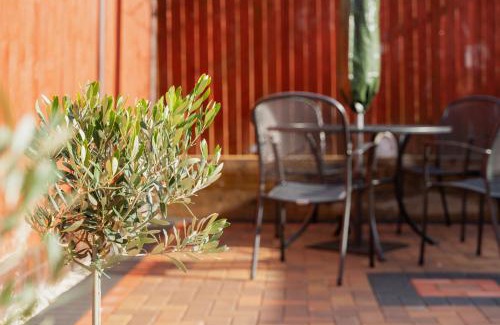 Blacon House | Chester Greenway House - Ideal 1 Bedroom Home, EV Charger & Parking - Sleeps 4