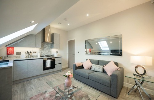 Reading Apartment | Chester House - Premium 2-Bed, 2-Bath w Parking GF