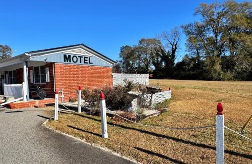 Chesterfield Hotel | Chesterfield Hotel by OYO Hwy 9