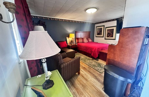 Chesterfield Hotel | Chesterfield Hotel by OYO Hwy 9