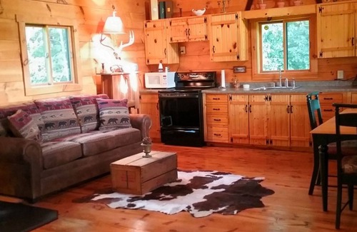 Waterville Cabin | Chestnut. 3 bedroom, 2 bath Log Cabin with outdoor hot tub jacuzzi.sleeps 10