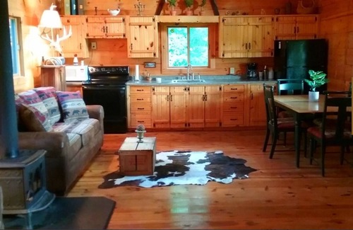 Waterville Cabin | Chestnut. 3 bedroom, 2 bath Log Cabin with outdoor hot tub jacuzzi.sleeps 10