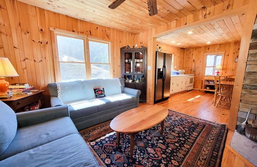 Lansing Cottage | Chestnut Cottage @ Old Orchard Creek Farm - Hiking, Views, Family Friendly