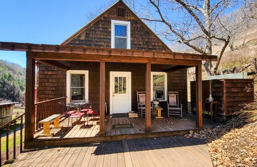 Lansing Cottage | Chestnut Cottage @ Old Orchard Creek Farm - Hiking, Views, Family Friendly