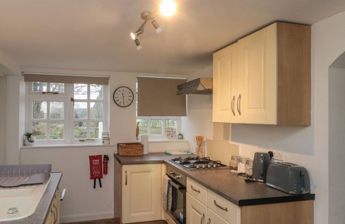Staxton Cottage | CHESTNUT COTTAGE, pet friendly, country holiday cottage in Filey