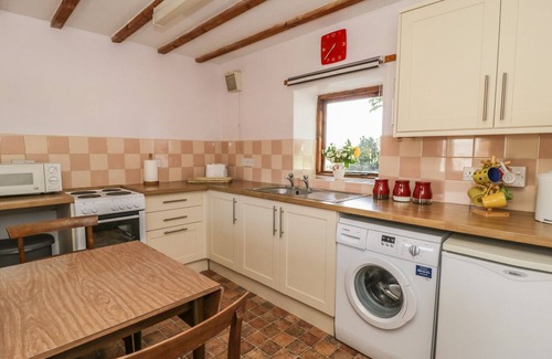 Scawton Cottage | CHESTNUT COTTAGE, pet friendly, with a garden in Kirkbymoorside