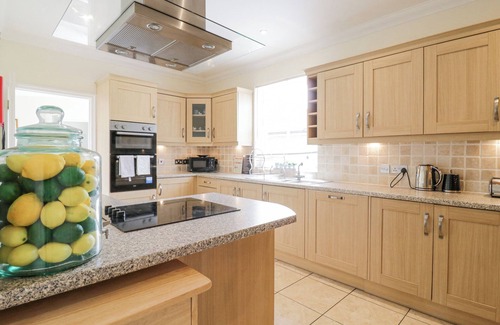 Barrow Cottage | CHESTNUT GRANGE, pet friendly, with hot tub in Barrow, Suffolk