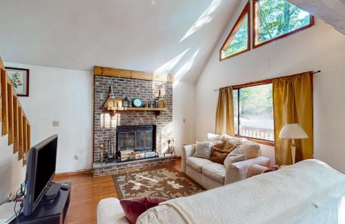 Lake Ariel House | Chestnut Hill Hideaway