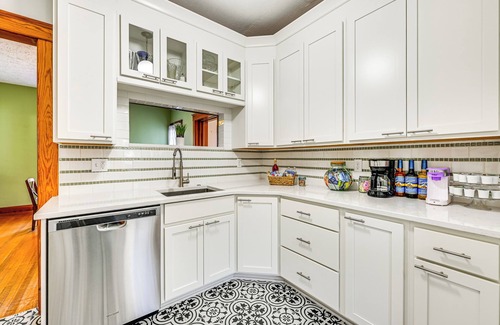 Atlantic House | 'Chestnut Hill' Vintage Farmhouse w/Deck & Yard