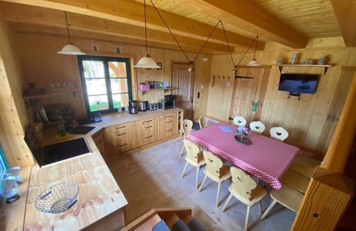 Blankenburg Cottage | Chestnut house by the lake near the Louvine for 12 guests with outdoor sauna and whirlpool