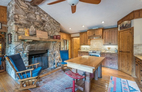 Canton Cabin | Chestnut House | Mountain Views & River Access!
