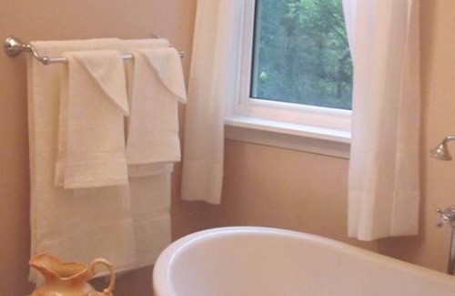 Anne's Land Bed & Breakfast | Chestnut Lane Bed & Breakfast - The Rose Room