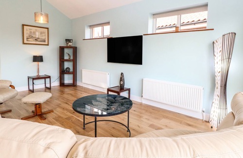 Attleborough House | CHESTNUT LODGE, pet friendly, with a garden in Old Buckenham