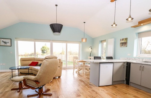 Attleborough House | CHESTNUT LODGE, pet friendly, with a garden in Old Buckenham