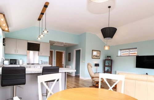 Attleborough House | CHESTNUT LODGE, pet friendly, with a garden in Old Buckenham