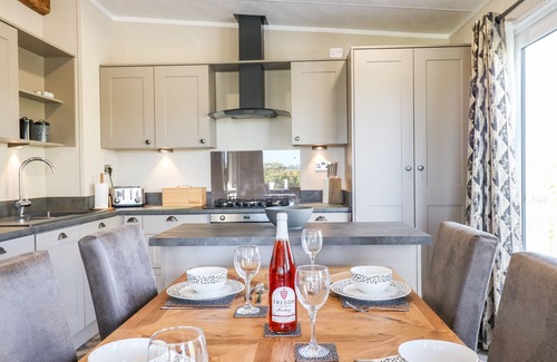 Teigngrace Cottage | CHESTNUT LODGE, pet friendly, luxury holiday cottage in Newton Abbot