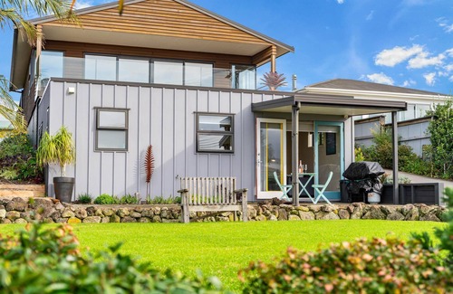 Mangawhai Heads House | Cheviot Views - Gorgeous apartment-style accommodation with extensive views in handy location