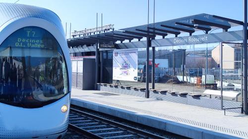 Decines-Charpieu Apartment | Chez Annick, studio proche tram, Groupama Stadium, LDLC Arena
