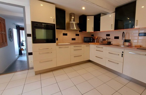 Oraison House | Chez Elle. Charming house located in the center of town, on a quiet pedestrian street.