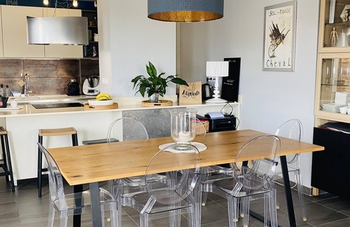 Le Camas Apartment | Chez Isabelle, terrace and light