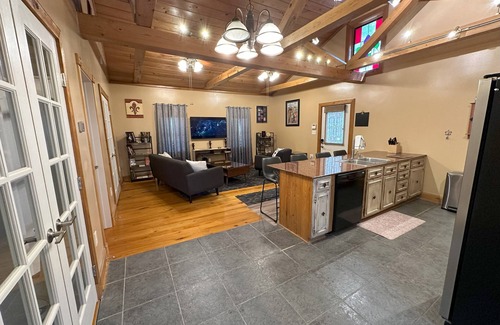 Scott House | Chez Le Fleur: A Cozy 2 Bedroom Home with Patio, Fenced Yard & Wi-Fi Min to I-10