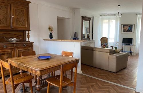 Laragne-Monteglin Apartment | Chez Lisoune Gite de charme sur terrasse et cour