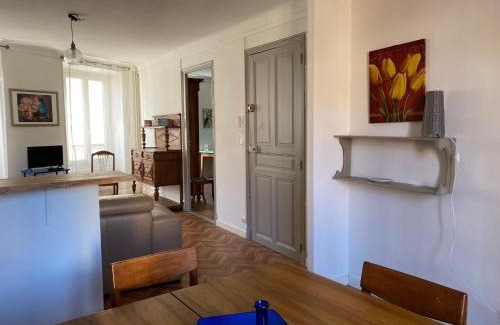 Laragne-Monteglin Apartment | Chez Lisoune Gite de charme sur terrasse et cour