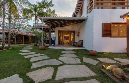 Juquehy Villa | Chez Marguera em Juquehy - Luxo com muito espaço, conforto e lazer - incluso roupas de cama e banho, diarista, serviço praia, piscina aquecida, maquina gelo, cervejeira, karaoke - PET friendly